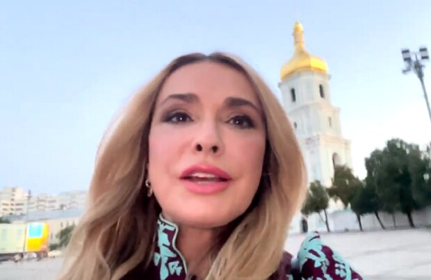 56-річна Сумська вразила весняним образом під час прогулянки столицею: