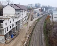 В Киеве на месте леса появились уродливые застройки, видео: "Пятиэтажные гаражи"