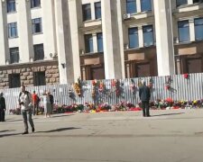 Сорвали и подожгли: в Одессе повредили "мемориал" жертвам 2 мая, кадры происходящего