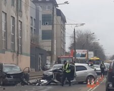 Іномарки лоб в лоб зіткнулися в Одесі, є жертви: відео з місця аварії