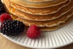 Краще сирників та яєчні: рецепт пишних панкейків на сніданок, які вийдуть з першого разу