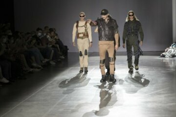 "Зробимо їх клоунами": Кличко нарядив комунальників "від кутюр" і нарвався на гнів киян