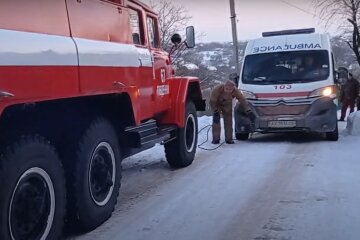 Швидка допомога з пацієнтом застрягла в снігу під Харковом, примчали рятувальники: відео НП
