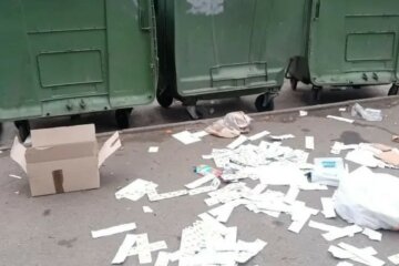 Гори контрацептивів знайшли біля вокзалу в Дніпрі: кадри "свинства"