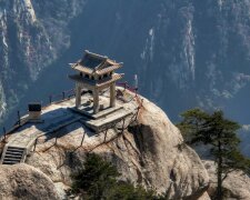 Сотни туристов застряли на китайской священной горе