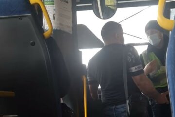 "Завтра ви тут не будете працювати": під Харковом пільговика не пустили в автобус, розгорівся скандал