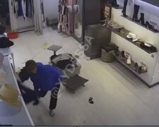 П'яна жінка влаштувала погром в магазині Одеси, відео: "Сказала, що у неї день народження"