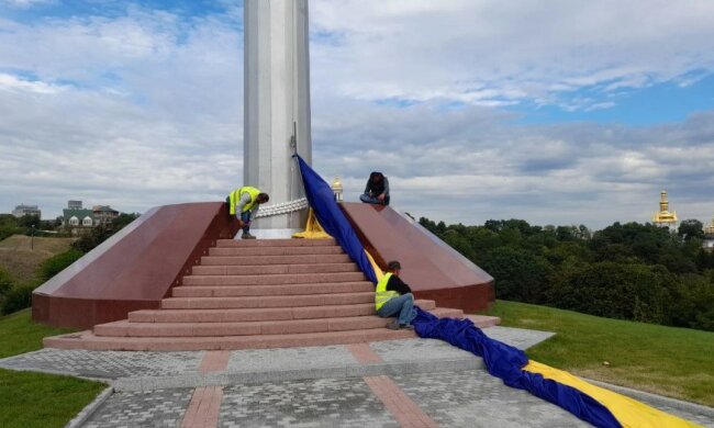 Самый большой флаг Украины пришлось спустить после недели открытия, фото: что произошло