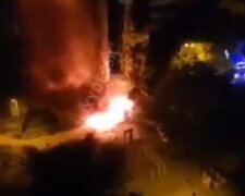 Масштабный пожар вспыхнул возле многоэтажки в Одессе: спасатели бросились на помощь, видео