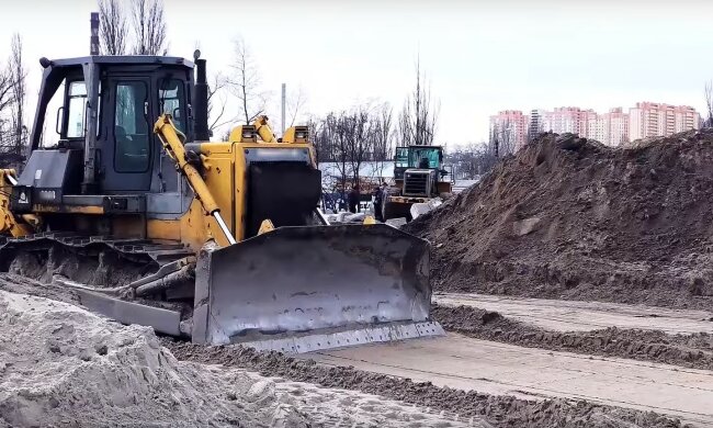 "Свалка вместо дороги": строительство Большой окружной дороги в Киеве показали на видео