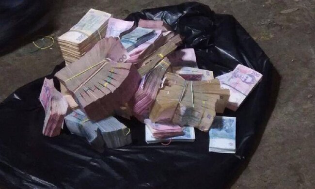 Лежал в туалете: набитый деньгами пакет обнаружили в мэрии Одессы