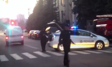 Харківську ОДА атакували, поліція примчала на місце НП: кадри з місця подій