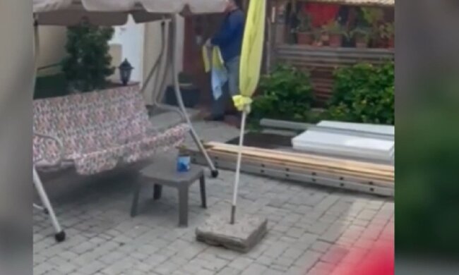 Одессит демонстративно сорвал украинский флаг, видео: причина такого поступка удивляет