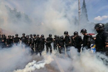 Центр Киева заблокирован, подтягиваются люди со всех регионов: кадры массового бунта