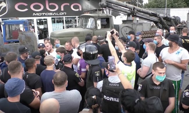 Протестующие возле "Барабашово" развернули палатки, бунт набирает обороты: известно о пострадавших, фото