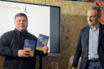 Козацькі таємниці на Куренівці: у київському ліцеї учні зустрілися з автором книги про характерників