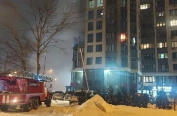 Пожар охватил многоэтажку в Киеве: в огненной западне оказались дети, кадры и детали ЧП