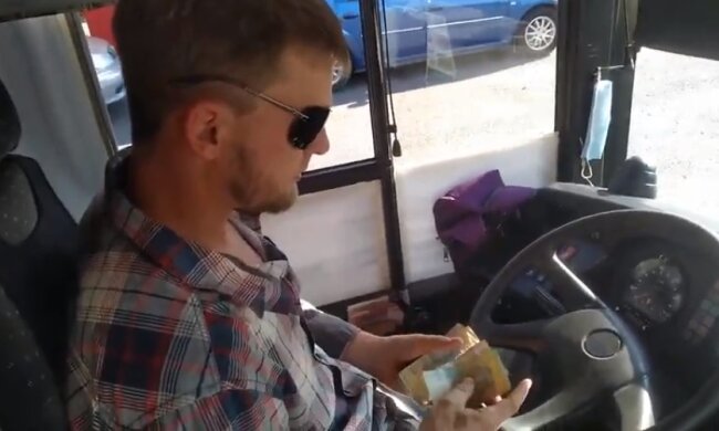 В Днепре АТОшник "поставил на место" маршрутчика, кадры: "Будет катать роту ветеранов весь день"