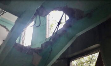 Оккупанты ударили по жилым домам и больнице на Днепропетровщине: кадры разрушений и подробности