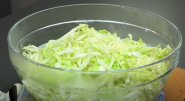Легкий салат из пекинской капусты с руколой и овощами