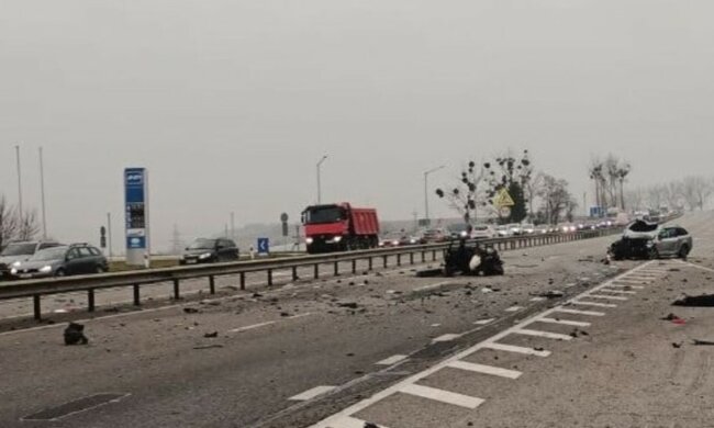 Кадри фатальної ДТП на трасі Київ-Чоп: дитина не вижила, батьки у важкому стані