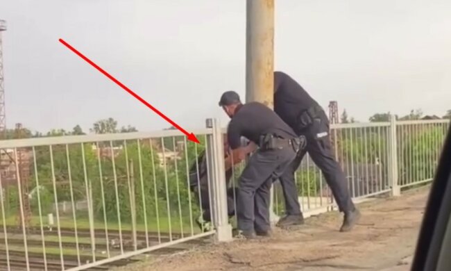 Харьковчанка пыталась прыгнуть с моста на глазах у людей, появилось видео: слетелась полиция