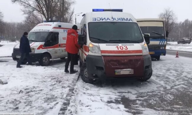 Трагедия произошла с мужчиной возле больницы под Днепром: "Прямо в канализационном люке..."