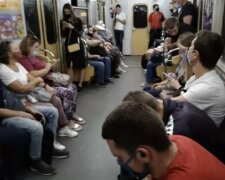 У київському метро пасажири масово ігнорують карантин, фото: "Незважаючи на "помаранчеву" зону..."