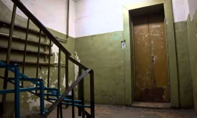 "Припекло на майданчику": мешканці будинку в Дніпрі перетворили під'їзд в громадський туалет, фото