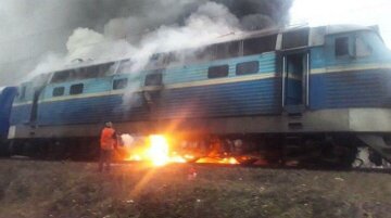 Поезд с пассажирам загорелся на пути в Киев, черный дым до небес: кадры адского ЧП