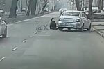 Прямо под колесами поскользнулась и упала: одесситка угодила под машину, видео