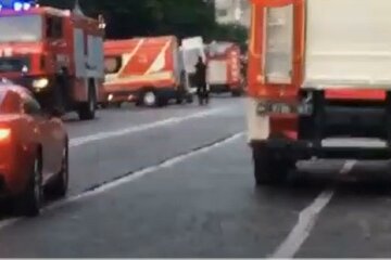 Масштабна пожежа спалахнула в центрі Києва, рятувальники не справляються: кадри з місця НП