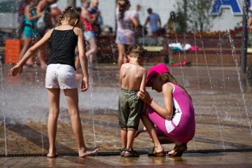 лето жара фонтан люди дети погода