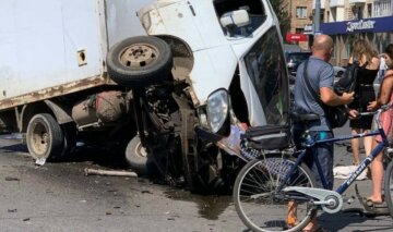 Масштабная авария в центре Харькова: BMW на полном ходу влетела в грузовик, фото