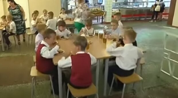 Новое питание в школах вызвало негодование родителей: "Дети приходят голодными"
