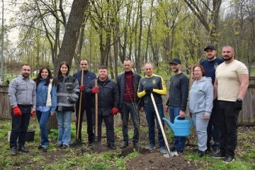 Шевченко єднає Україну: У Подільському районі висадили дубову алею та провели велику толоку