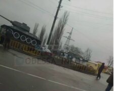 Танк протаранив лихач на іномарці: відео незвичайного ДТП під Одесою