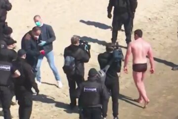Киевлянин решил обплыть блокпост полиции в Гидропарке и поплатился: видео приключений
