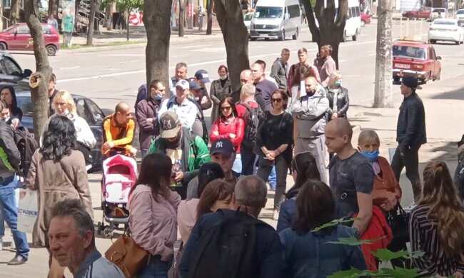 українці, банк, чергу, кредит, на вулиці, в масках, без масок, люди