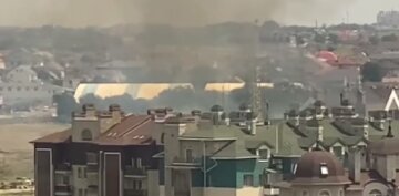 Одессу заволокло едким дымом, кадры с места: "огонь подошёл уже к гаражам"