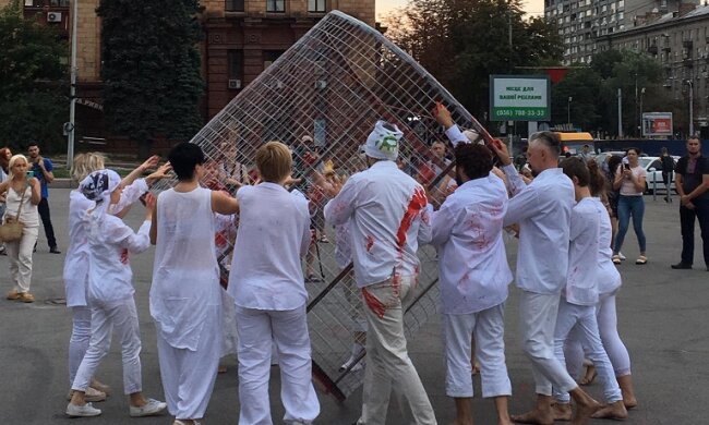У Дніпрі креативно підтримали білоруських протестувальників: фото яскравого перформансу