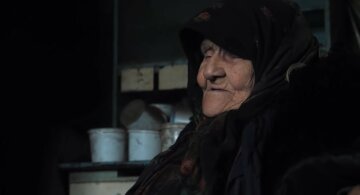 "Боится спать, чтобы не замерзнуть": на Волыни старушка выживает среди поля в морозы, видео