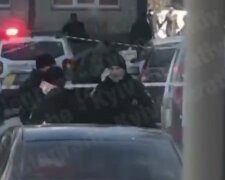 У Києві знайшли вибухівку у дворі: на місце терміново виїхала поліція і вибухотехніки, фото