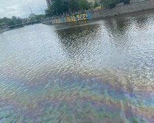 "Выглядит не очень нормально": река в Харькове стала "радужной", фото