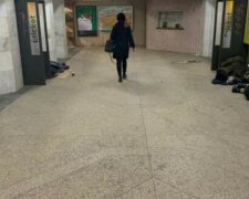 "Бажають всім добре виспатися": у Харкові в переході біля метро бездомні влаштували нічліг
