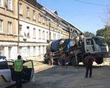 Бетономішалка пішла під землю в центрі Одеси: відео НП