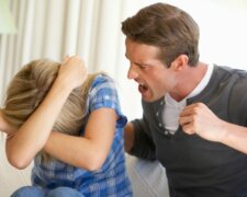 злость мужчина отец ребенок насилие кричит