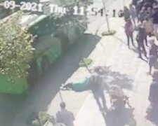 Провод троллейбуса упал на женщину в Харькове: момент ЧП попал на видео