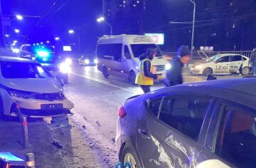 Тройное ДТП на киевской трассе, от удара авто разлетелись в разные стороны: кадры аварии