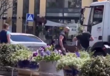 Водитель иномарки ножом порезал эвакуаторщика в центре Киева, видео: "Намеревался забрать легковушку"